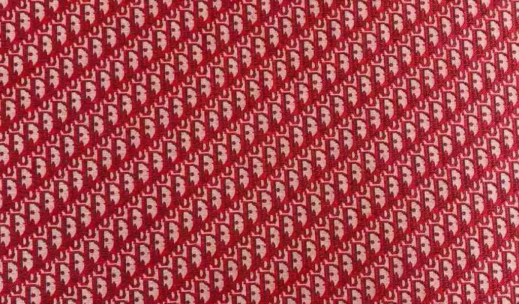 Jacquard vs. Canvas: Choosing the Right Fabric for Fashion and Function