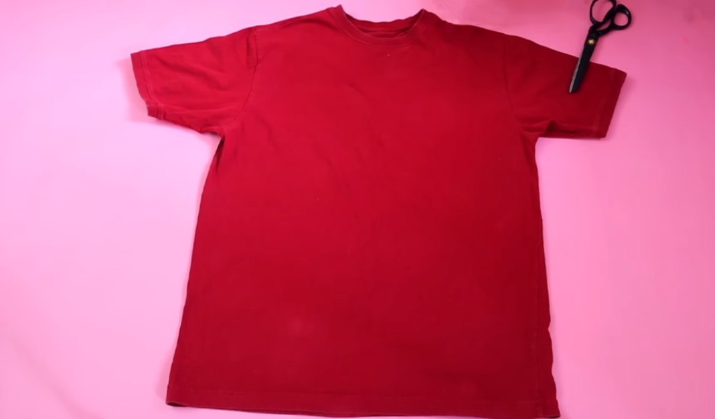 How to Cut an Oversized T-Shirt