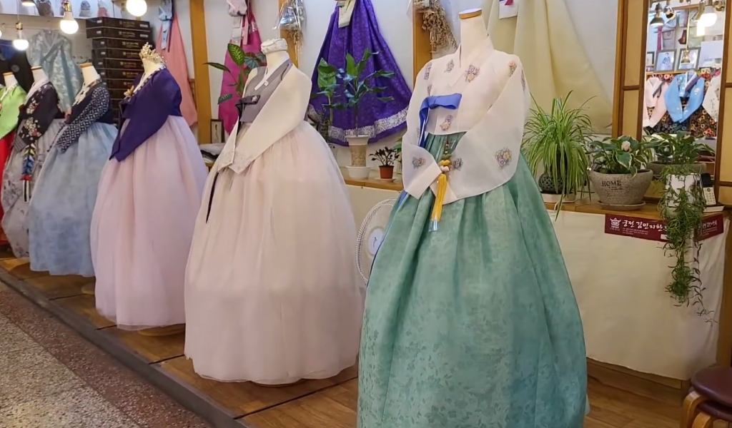 Traditional Korean Attire: All About Hanbok for Men & Women